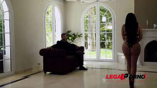 Пышная латиноамериканская горничная Кеша Ортега мүмкүндүк берет боссу трахать анын чоң сиськи жана мокрый розовый GP848