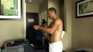 HUONEPALVELU! Iso booty Latina gets perseestä doggy tyyli vieras ja squirts hänen rintaansa.