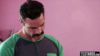 Жайкы күнү трахается өзүнүн өгөй ата