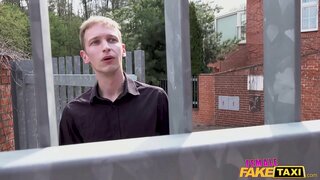 Хатын-кыз-ялган брюнетка бу такси, застуканная өчен уен үз киской парнем янәшә генә