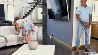 ���ිශාල කළු කුකුළා සොයා අවාසියක් සමග ෂඩ් ඕවට කාලයක් MILF