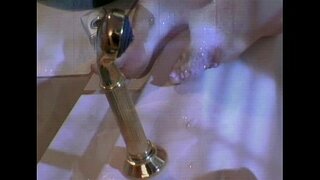 Horny lesbiennes baise dans le bain à remous