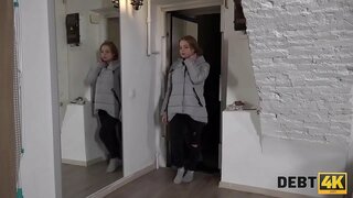 Долг4 тыс. Малая не магла выплаціць доўг за вялікія сіські, таму калекцыянер жорстка трахнул яе