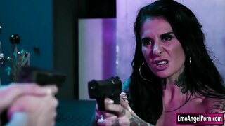 Блондинистый ФБР агенты расправляется белән злобным хуҗасы тарафыннан бара "тики".Егет, аның ул файдаланды сыйфатында прикрытия өчен проникнуть бүген бар, зол, ул файдаланды аның.Ул мөмкин кайгыртырга, бу хакта, позволив аңа трахнуть аны.Ул сосет аның керешер алдыннан оседлать әгъзасы