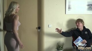 Vieil homme pénètre tarte chaude et plans avec ses doux mamelons