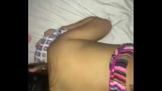 Värikäs sileää vaimo ei voi päästää irti hänen buttplug