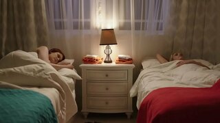 ���ెస్బియన్ సున్నితమైన సరదాగా మధ్య ఒక చాలా ఇంద్రియాలకు సంబంధించిన అమ్మాయి మరియు ఒక జుట్టు చిక్