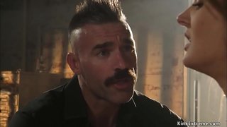 Оғозебӣ Чарлз Дера хлещет мекафад қамчин як сисястую рабыню Зои Пошидан бо кляпом дар даҳони ва сипас дар позе свайщика трахает он киску як узви дар зиндон.