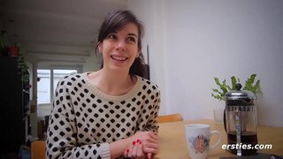 Amateur Msichana Rubbing Yake Untrimmed Bush