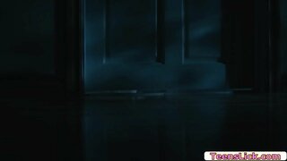 Tato remaja mendapat terjaga dan perlahan-lahan pergi keluar dan bertemu teman wanita dia di ruangan lain.Selepas itu,mereka mulai mencium satu sama lain dengan penuh gairah.Berikutnya adalah,mereka membuat mereka pussies basah dan beralih ke posisi 69.