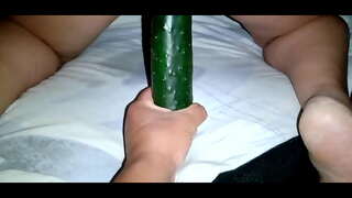 Orgazm ile cucumber cums oyuncak olgun sıcak