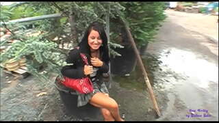 Uşaq шлюшка məmnuniyyətlə özünü verir трахнуть