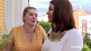 Injuriosum Amateur lesbians eam per domum 