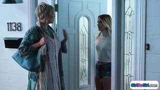 Շեկ կապում է իր խորթ եղբոր միջոցով грудастую милфу medium.Նրանք համբուրվում են, և մեդիում է շրջապատում.Փոքրիկս փոքր сиськами ստանում առաջ տարածելով бритой киской