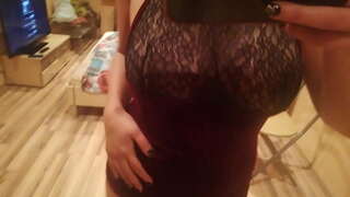 ���રી stip ડાન્સ અરીસાની સામે દર્શાવે સ્તનની ડીંટી